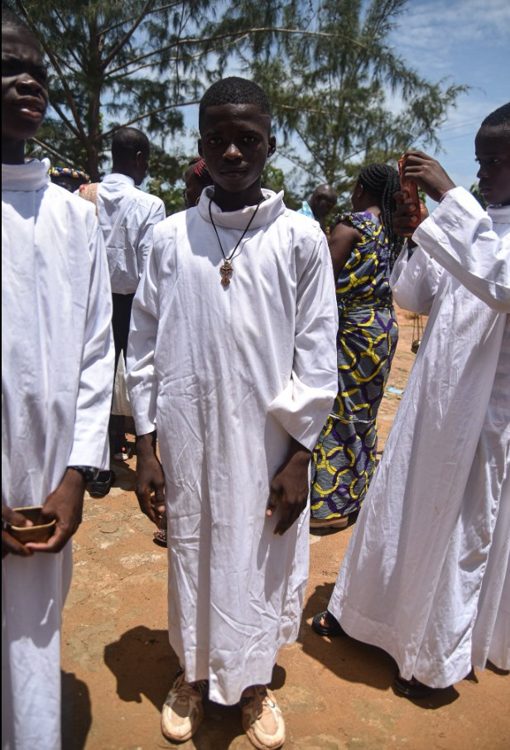Servants de messe en aube blanche